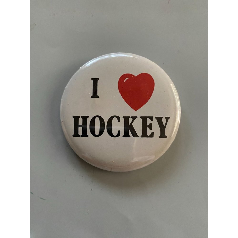 VINTAGE I LOVE HOCKEY Heart Pinback Pin Button